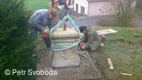 Kamenný kříž pod farou v Bělotíně do roku 2014