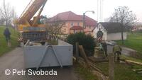 Kamenný kříž pod farou v Bělotíně do roku 2014