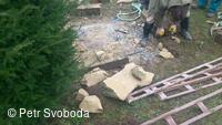 Kamenný kříž pod farou v Bělotíně do roku 2014