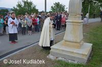 Kamenný kříž pod farou v Bělotíně od roku 2015