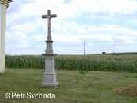 Kamenný kříž u kaple v Kunčicích