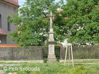 Kamenný kříž u kostela sv. Urbana