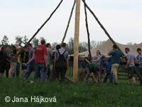 STAVĚNÍ MÁJE