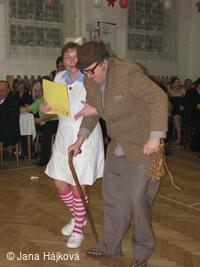 Obecní ples - ordinace uprostřed vesnice