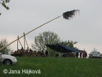 STAVĚNÍ MÁJE