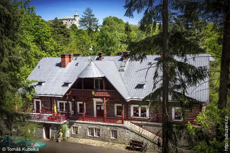 Perníková chaloupka s hradem Kunětická hora