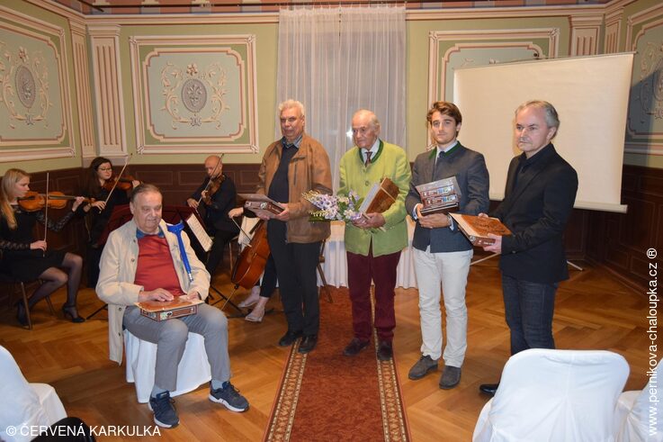 František Aschenbrenner, Jiří Aschenbrenner, Richard Drasche-Wartinberg, Emil Drasche-Wartinberg a Petr Mlejnek (6.10.2022) Setkání potomků majitelů Lovčího zámečku v Rábech (1882)